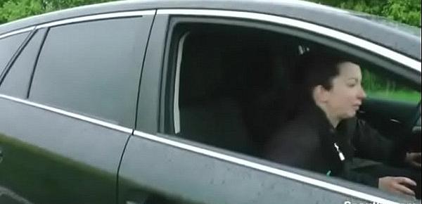 Deutsche Anhalterin laesst sich von Fremden als Dank fuer die Fahrt im Auto ficken